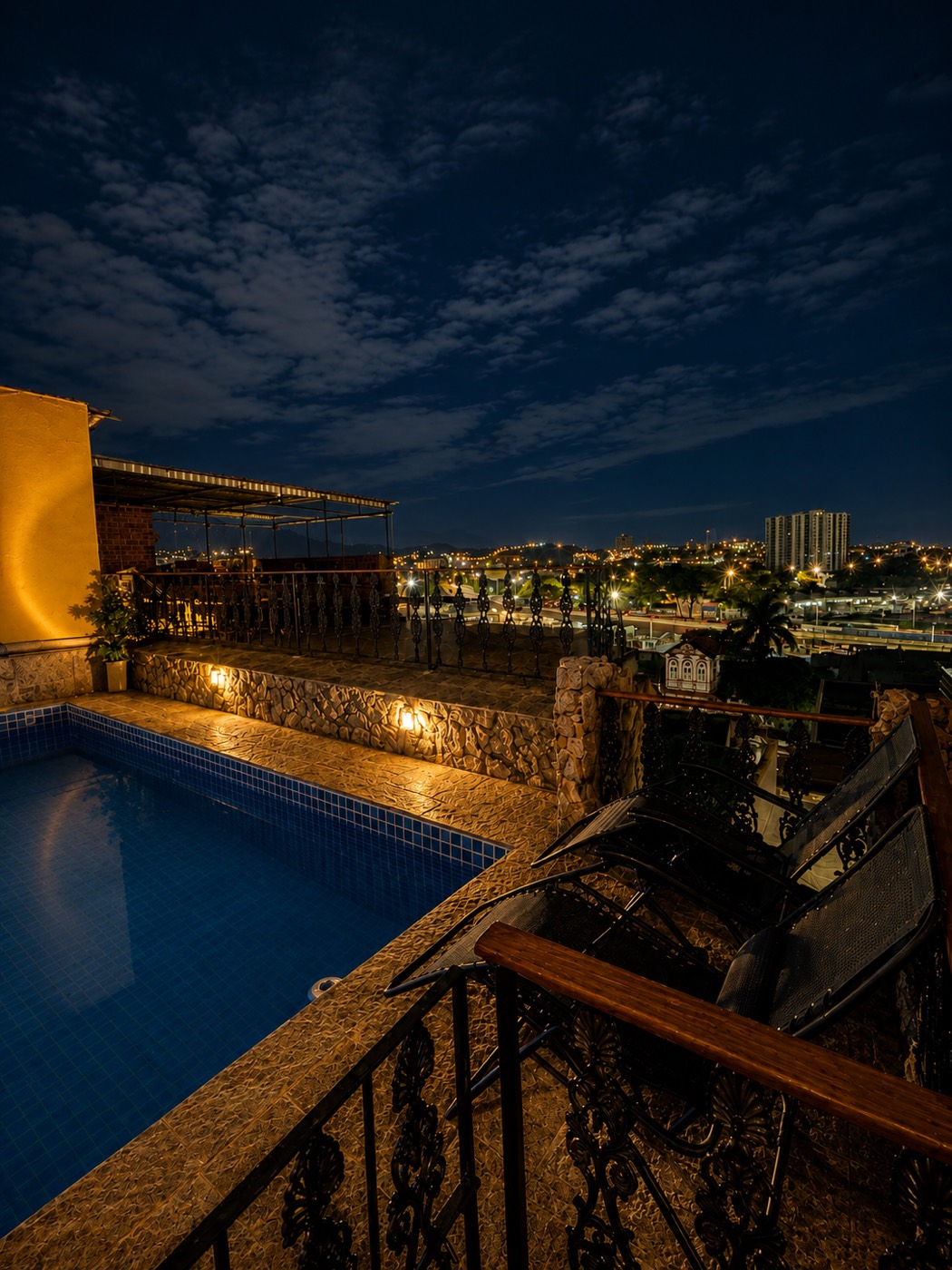 Piscina ao entardecer com vista da cidade na Casa Porto Maravilha