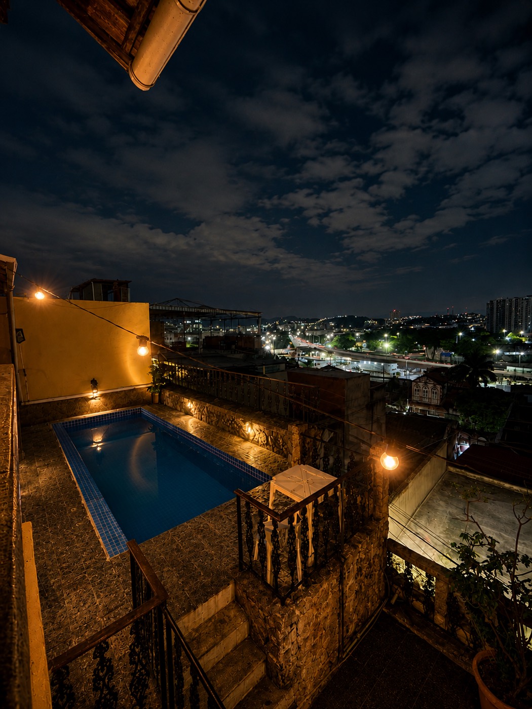 Piscina à noite com vista da cidade