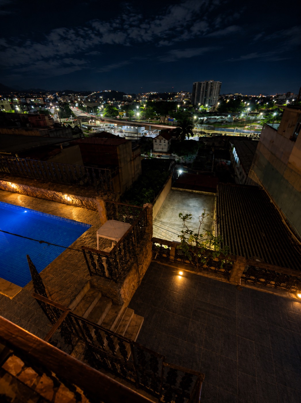 Piscina e terraço de convivência