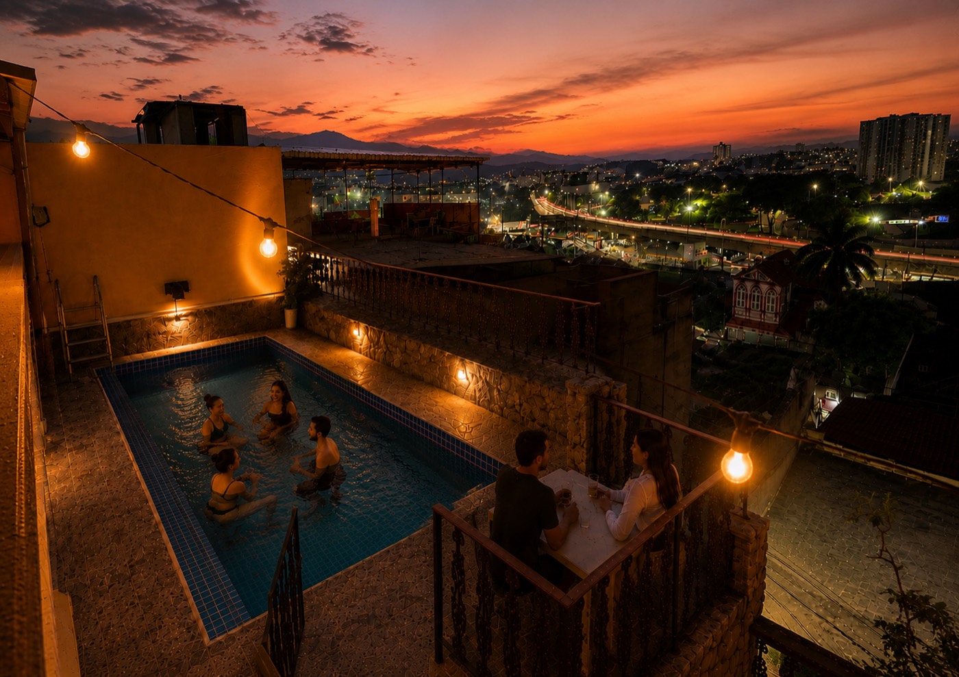 Grupo de amigos curtindo a piscina ao entardecer na Casa Porto Maravilha
